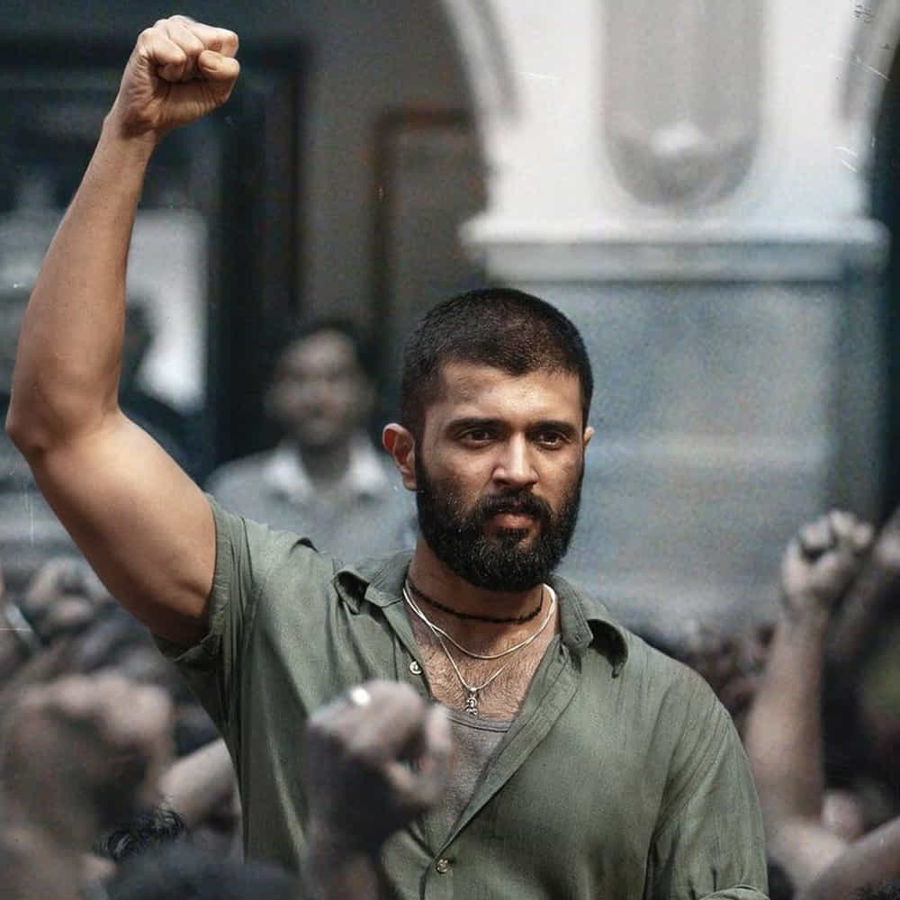 భాగ్యశ్రీ బోర్సే హీరోయిన్గా నటిస్తున్న ఈ చిత్రాన్ని సితార ఎంటర్టైన్మెంట్స్ నిర్మిస్తున్నారు. తాజాగా ఈ సినిమాకు సంబంధించిన ఇంటర్వ్యూ ఒకటి బయటికొచ్చింది. సంచలన దర్శకుడు సందీప్ రెడ్డి వంగా చిత్ర దర్శకుడు గౌతమ్, హీరో విజయ్ను ఇంటర్వ్యూ చేసారు.