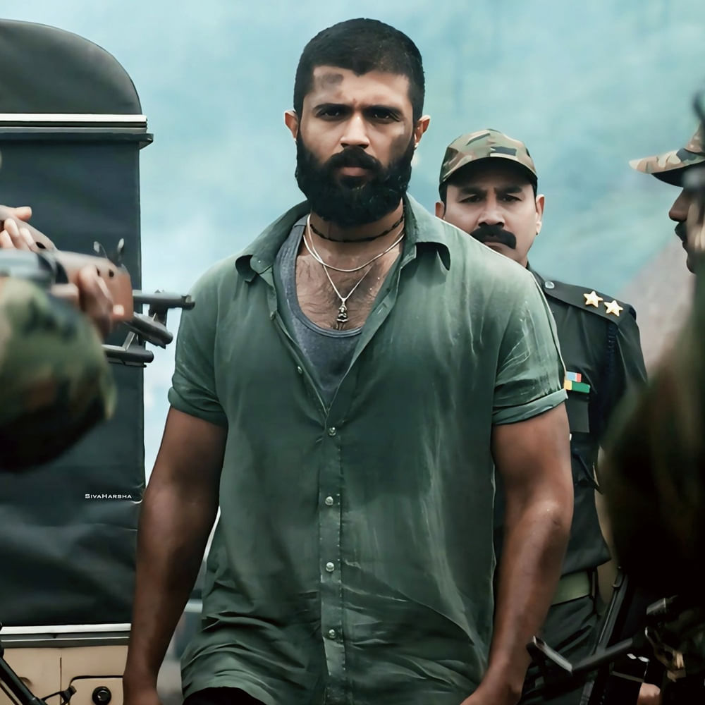 విజయ్ దేవరకొండను ఓవర్ నైట్ స్టార్ను చేసిన సినిమా అర్జున్ రెడ్డి. అప్పటి వరకు ఉన్న సినిమాటిక్ రూల్స్ను బ్రేక్ చేస్తూ వచ్చిన ఈ మూవీ సెన్సేషన్ క్రియేట్ చేసింది. ఆ తరువాత గీత గోవిందం విషయంలో మరోసారి అలాంటి సెన్సేషన్ క్రియేట్ చేశారు రౌడీ హీరో.