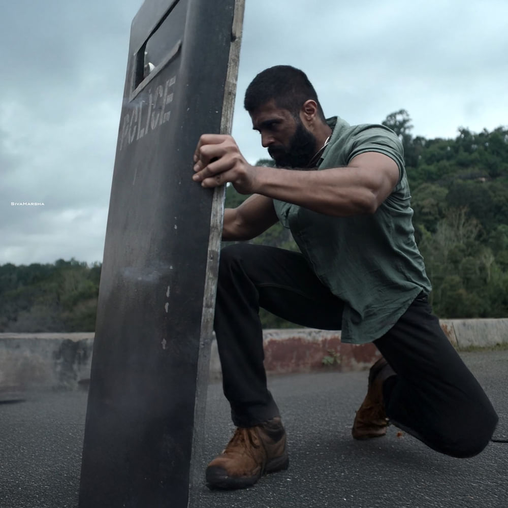 ఇది కూడా శరణార్థుల కథే అనిపిస్తుంది టీజర్ చూస్తుంటే..! ఎమోషనల్ యాక్షన్ ఎంటర్టైనర్గా ఈ సినిమాను రూపొందిస్తున్నారు గౌతమ్. తాజాగా విడుదలైన అన్న పాట చూస్తుంటే ఇందులో ఎమోషన్ రేంజ్ అర్థమవుతుంది.