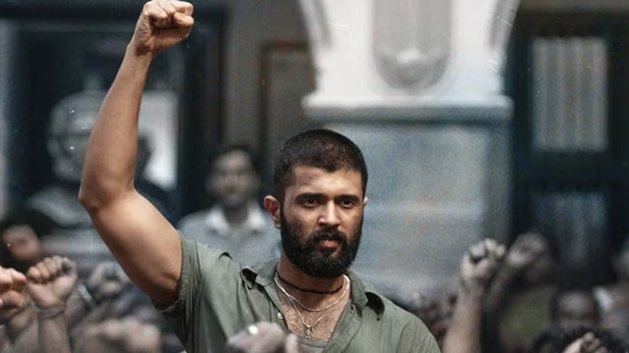 టాలీవుడ్ స్టార్ హీరో విజయ్ దేవరకొండ హీరోగా నటిస్తున్న లేటేస్ట్ మూవీ కింగ్ డమ్. భారీ అంచనాల మధ్య డైరెక్టర్ గౌతమ్ తిన్ననూరి దర్శకత్వం వహిస్తున్న ఈ సినిమా కోసం ఫ్యాన్స్ ఎంతో ఆసక్తిగా ఎదురుచూస్తున్నారు. ఇప్పటికే ఈ సినిమా నుంచి అప్డేట్స్ మరింత క్యూరియాసిటిని కలిగించాయి. 