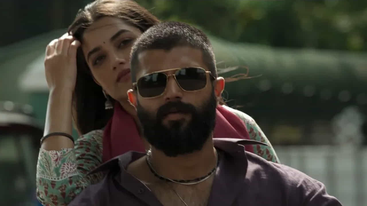 ఇదిలా ఉంటె ఇందులో హీరోయిన్గా మిస్టర్ బచ్చన్ బ్యూటీ భాగ్యశ్రీ బోర్సే కథానాయికగా నటించింది. అలాగే క్రేజి నటుడు సత్యదవ్ ఇందులో విజయ్ అన్నగా ఓ కీలక పాత్రలో నటింస్తున్నారు. వరుస పరాజయాలతో విజయ్ దేవరకొండకి ఈ సినిమా హిట్ చాల కీలకం. మరి చుడాలిక ఈ సినిమా ఎలాంటి వండర్స్ చేయనుందో. హిట్ అయితే పాన్ ఇండియా రేంజ్లో విజయ్ పేరు మారుమోగిపోవడం కాయం.