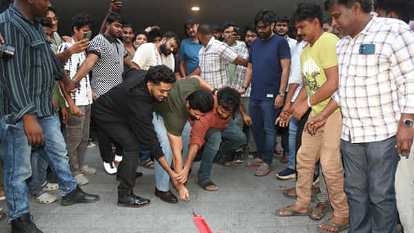 Kingdom Movie: కేక్ కట్ చేసి, బాణ సంచా పేల్చి.. కింగ్ డమ్ బ్లాక్ బస్టర్ సంబరాలు.. ఫొటోస్ ఇదిగో
