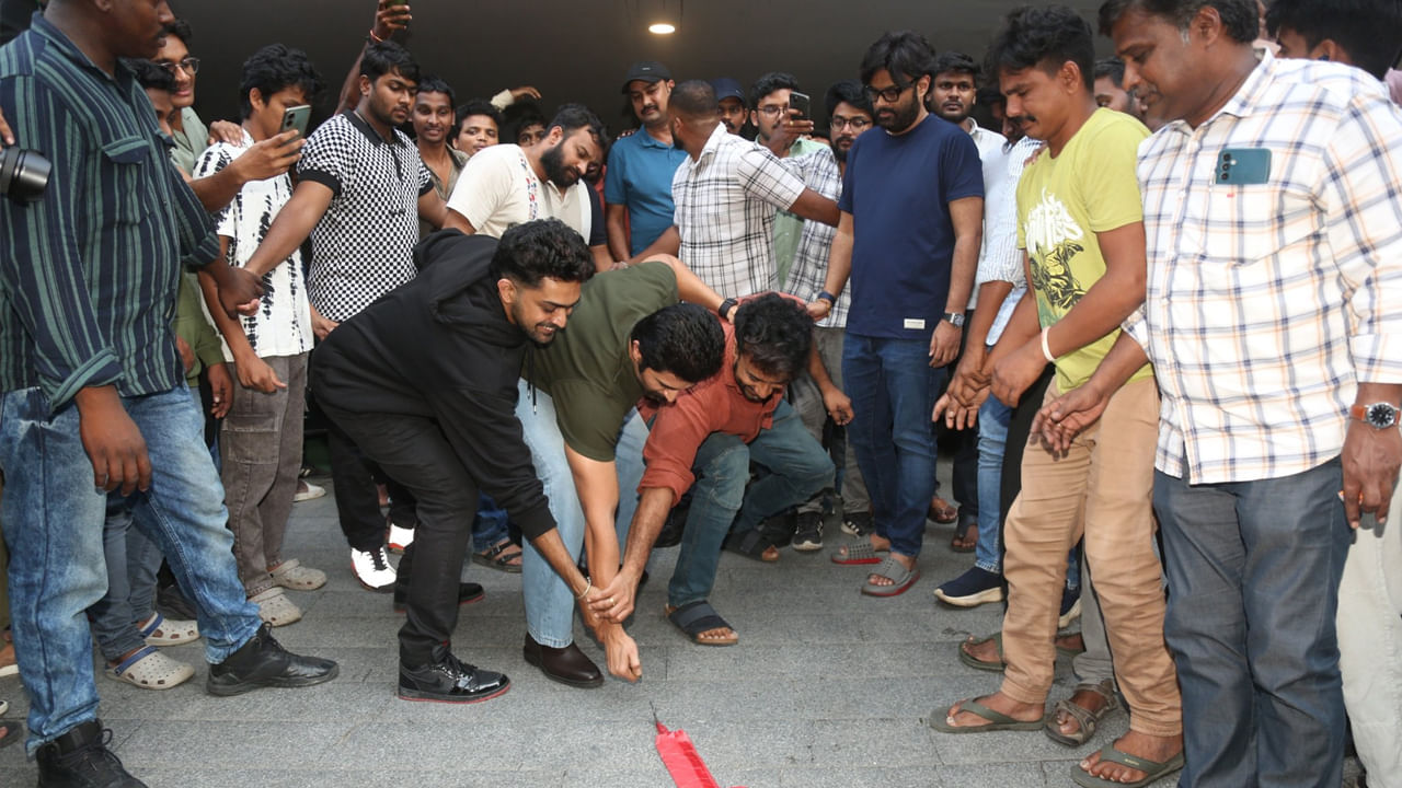 Kingdom Movie: కేక్ కట్ చేసి, బాణ సంచా పేల్చి.. కింగ్ డమ్ బ్లాక్ బస్టర్ సంబరాలు.. ఫొటోస్ ఇదిగో