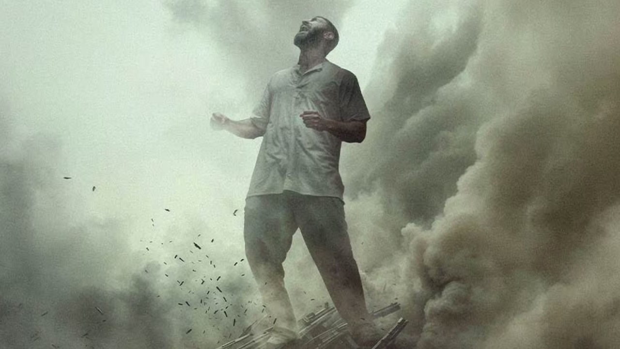 హీరో విజయ్ దేవరకొండ నటించిన చిత్రం 'కింగ్‌డమ్' ట్రైలర్ జూలై 27న విడుదలైంది. ఈ చిత్రం గురించి ఇప్పటికే ప్రజలు చాలా ఆసక్తిగా ఉన్నారు. నటీనటుల లుక్ గురించి చాలా చర్చలు జరుగుతున్నాయి. 'కింగ్‌డమ్' జూలై 31న థియేటర్లలోకి రానుంది. ఈ చిత్రం ఇతర భాషలలో కూడా విడుదలవుతోంది. హిందీలో  'సామ్రాజ్య' అనే పేరుతో విడుదల కానుంది. 