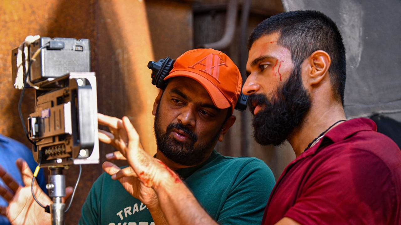 కింగ్ డమ్ సినిమాకు అనిరుధ్ సంగీతం అందిస్తున్నారు. ఇదివరకు విడుదలైన పాటలకు మంచి రెస్పాన్స్ వ్చిచంది. ఇందులో సత్యదేవ్ కీలకపాత్రలో నటిస్తుండగా.. జూలై 31న ఈ చిత్రాన్ని గ్రాండ్ గా విడుదల చేయనున్నారు. ఇప్పటికే మూవీ ప్రమోషన్స్ స్టార్ట్ చేశారు. 