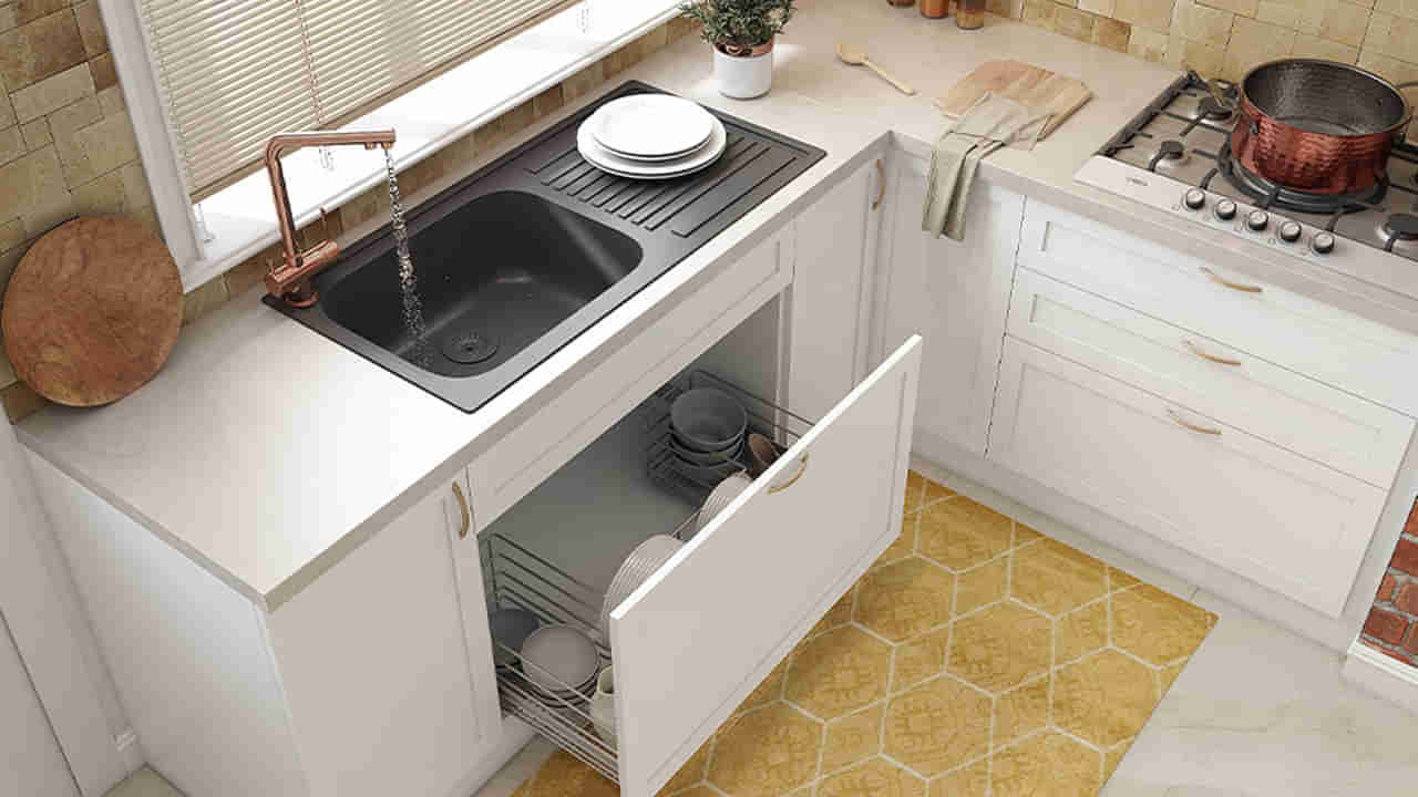 Vastu Tips: వంట గదిలో ఈ రెండు పాత్రలను మర్చిపోయి కూడా తలక్రిందులుగా పెట్టకండి.. దరిద్రం పట్టుకుంటుంది..