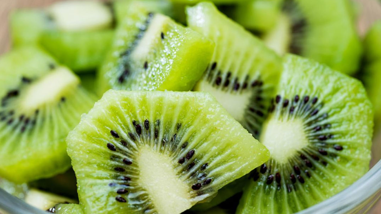 కివిలో విటమిన్ సి, విటమిన్ ఇ వంటి యాంటీఆక్సిడెంట్లు అధికంగా ఉంటాయి. ఇవి చర్మానికి చాలా ప్రయోజనకరంగా ఉంటాయి. ఈ పదార్థాలు చర్మాన్ని మెరుగుపరచడంలో, ముడతలను తగ్గించడంలో, చర్మం స్థితిస్థాపకతను కాపాడుకోవడంలో సహాయపడతాయి. కివి తినడం వల్ల వృద్ధాప్య సంకేతాలు తగ్గుతాయి.