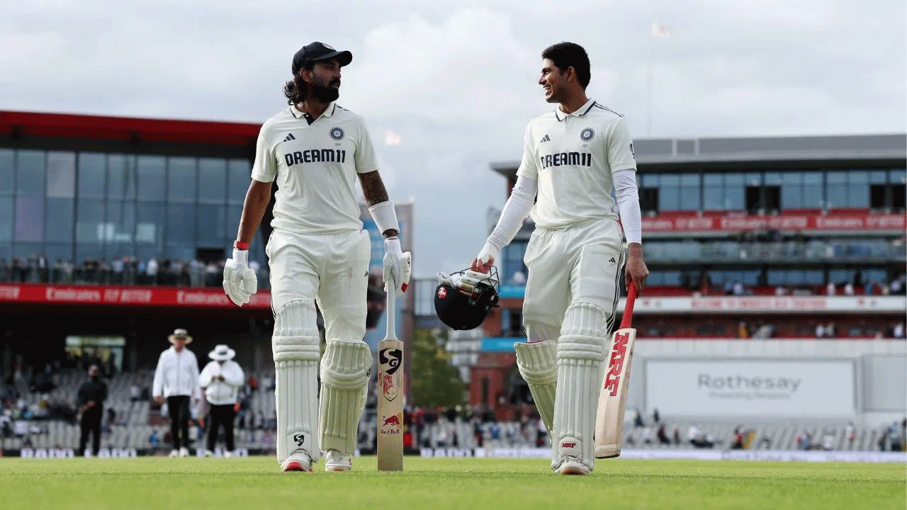 రెండో ఇన్నింగ్స్లో సున్నా పరుగులకే 2 వికెట్లు కోల్పోయిన తర్వాత కూడా ఐదో రోజు ఆట ముగిసే సమయానికి కేవలం 4 వికెట్ల నష్టానికి 425 పరుగులు చేసి మ్యాచ్ను డ్రా చేసి.. సిరీస్ గెలవాలనే ఇంగ్లాండ్ ఆశలపై నీళ్లు చల్లింది. మ్యాచ్ గెలవకపోయినా.. ఈ డ్రా గెలుపుకంటే ఏ మాత్రం తక్కువ కాదు అంటున్నారు క్రికెట్ అభిమానులు. రెండో ఇన్నింగ్స్లో కెప్టెన్ శుభ్మాన్ గిల్, కెఎల్ రాహుల్ మధ్య 188 పరుగుల భాగస్వామ్యం ఇంగ్లాండ్కు మూడో విజయాన్ని దూరం చేసింది.