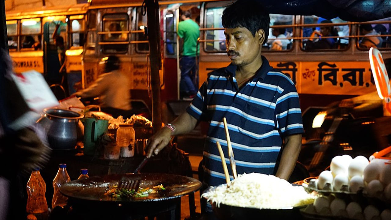 పర్యావరణ అనుకూల స్థానిక విక్రేతల నుండి కొనుగోలు చేయండి: కోల్‌కతా చిన్న వ్యాపారాలతో నిండిన నగరం. ఇది చేతివృత్తులవారికి కేంద్రంగా ఉంది. భోజనాల కోసం బయటకు వెళ్ళేటప్పుడు, ముందుగా స్థానిక విక్రేతలు, ఉత్పత్తులను తనిఖీ చేయండి. పర్యావరణ అనుకూల వ్యాపారాలకు మద్దతు ఇవ్వడానికి, సేంద్రీయ, స్థానికంగా లభించే కాలానుగుణ ఆహారాన్ని అందించే ప్రదేశాలలో తినడానికి ప్రయత్నించండి. కోల్‌కతాలోని అనేక రెస్టారెంట్లు వ్యర్థాలను తగ్గించడం, శాఖాహార ఆహారాన్ని అందించడం ద్వారా పర్యావరణ అనుకూల పద్ధతులను అనుసరిస్తుంన్నాయి. మీరు సావనీర్‌ల కోసం చూస్తున్నట్లయితే, దక్షిణాపన్, న్యూ మార్కెట్‌ను సందర్శించి, జనపనార, బంకమట్టి ఉపయోగించి చేతితో తయారు చేసిన వస్తువులు తీసుకోండి. 