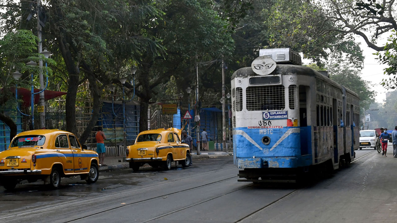 పర్యావరణ అనుకూల ప్రజా రవాణా ఎంపికలను పరిగణించండి: కోల్‌కతా పసుపు టాక్సీలు, ట్రామ్‌లు, బస్సులు, కోల్‌కతా మెట్రో వంటి ప్రజా రవాణా వ్యవస్థలతో చాలా అభివృద్ధి చెందింది. మీరు నగరం గుండా ప్రయాణిస్తుంటే ట్రామ్ వ్యవస్థ ఒక గొప్ప మార్గం. ఇది ఆసియాలోని పురాతన ట్రామ్ వ్యవస్థలలో ఒకటి. పర్యాటకులుగా చూడటం కూడా సరదాగా ఉంటుంది. తక్కువ దూరాలకు కారు తీసుకోవడానికి బదులుగా నడవడానికి ట్రై చేయండి చేయండి. కోల్‌కతాలోని అనేక ప్రదేశాలు మైదాన్, విక్టోరియా మెమోరియల్ చుట్టూ ఉన్న అనేక మైదానాలు వంటి నడవడానికి అనుమతిస్తాయి.