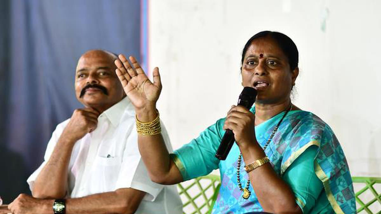 వరంగల్ రాజకీయాల్లో బిగ్ ట్విస్ట్.. మీనాక్షి నటరాజన్తో కొండా దంపతుల భేటి