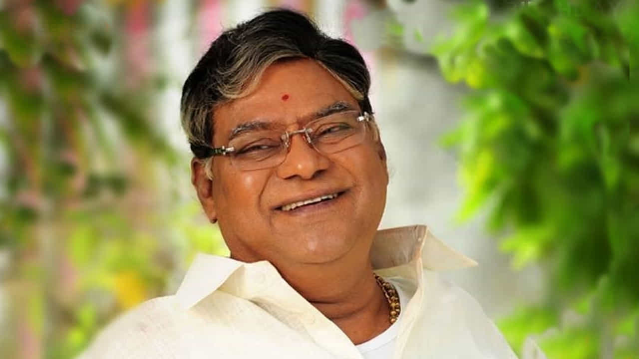 సినిమాలలో రాకముందు స్టేట్ బ్యాంకులో పనిచేసిన కోటా.. అదే సమయంలో నాటకాల్లో పాల్గొనేవారు. 1978 లొ ప్రాణం ఖరీదు సినిమాతో సినీ రంగ ప్రవేశం చేశారు. ఈ సినిమాతో ఆయనకు తొలి అవకాశాన్ని ఇచ్చారు దర్శక నిర్మాత క్రాంతి కుమార్. ప్రతిఘటన చిత్రంతో విలన్ గా మంచి గుర్తింపు తెచ్చుకున్నారు.