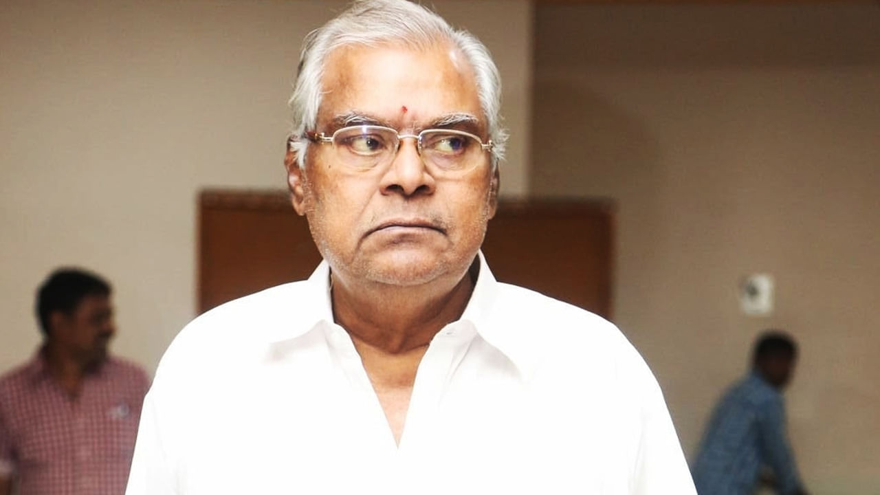 టాలీవుడ్ సీనియర్ నటడు కోటా శ్రీనివాస్ రావు ఈరోజు(ఆదివారం) ఉదయం తుది శ్వాస విడిచిన విషయం తెలిసిందే. ఈయన ఎన్నో సినిమాల్లో నటించి తన నటనతో మంచి పేరు సంపాదించుకున్నారు. విలన్ పాత్రల్లోనైనా, కమెడియన్ పాత్రల్లో నైనా, తండ్రిగా, తాతగారిగా ఇలా ఏ పాత్రలోనైనా ఇట్టే ఒదిగిపోయే స్వభావం ఈయనది. ముఖ్యంగా విలనిజంలో ఈయనను మించిన నటడు లేరన్నది వాస్తవం. అంతలా ఈయన నటనకు ప్రాణం పోశారు. అయితే కోటా శ్రీనివాసరావు చాలా సినిమాల్లో నటించినప్పటికీ, ఈయన జీవితాన్ని మార్చింది మాత్రం ఒకే ఒక్క సినిమా అంట. కాగా, ఆ మూవీ ఏదో ఇప్పుడు చూసేద్దాం.