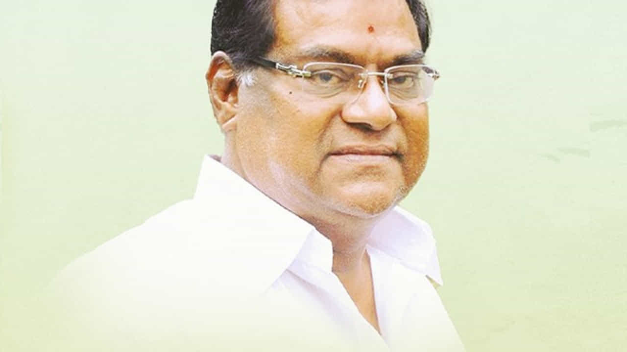 కోటా శ్రీనివాసరావు మరణ వార్త ప్రతి ఒక్కరినీ కలిచి వేస్తుంది. ఆయన అనారోగ్యంతో జూన్ 13 ఆదివారం ఉదయం మరణించిన విషయం తెలిసిందే. దీంతో చిత్ర పరిశ్రమలో తీవ్ర విషాదం నెలకొంది. సినీ నటీనటులు తీవ్ర విచారం వ్యక్తం చేస్తున్నారు. గత కొన్ని సంవత్సరాల నుంచి అనారోగ్య సమస్యలతో సతమతం అవుతున్న ఈయన ఆదివారం తన తుది శ్వాస విడిచారు. ఇక ఈయన ఎన్నో సినిమాల్లో నటించి మంచి పేరు ప్రఖ్యాతలు సంపాదించుకున్నాడు. తన చివరి శ్వాస వరకు నటిస్తూనే వచ్చారు. ఈ క్రమంలోనే కోటా శ్రీనివాసరావు నటించిన చివరి సినిమా గురించే ఇప్పుడు అందరూ చర్చించుకుంటున్నారు. కాగా, దాని గురించి మనం ఇప్పుడు తెలుసుకుందాం.