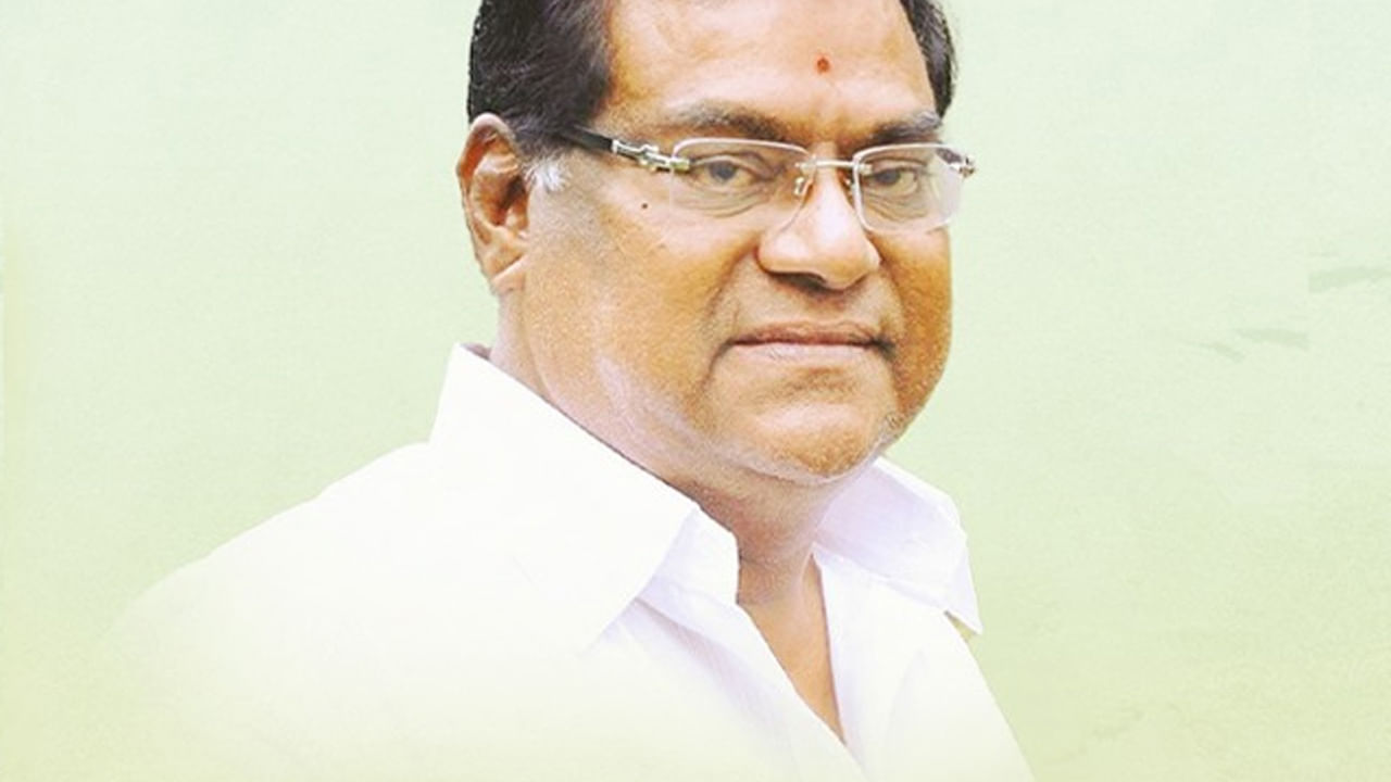 కోటా శ్రీనివాసరావు మరణ వార్త ప్రతి ఒక్కరినీ కలిచి వేస్తుంది. ఆయన అనారోగ్యంతో జూన్ 13 ఆదివారం ఉదయం మరణించిన విషయం తెలిసిందే. దీంతో చిత్ర పరిశ్రమలో తీవ్ర విషాదం నెలకొంది. సినీ నటీనటులు తీవ్ర విచారం వ్యక్తం చేస్తున్నారు. గత కొన్ని సంవత్సరాల నుంచి అనారోగ్య సమస్యలతో సతమతం అవుతున్న ఈయన ఆదివారం తన తుది శ్వాస విడిచారు. ఇక ఈయన ఎన్నో సినిమాల్లో నటించి మంచి పేరు ప్రఖ్యాతలు సంపాదించుకున్నాడు. తన చివరి శ్వాస వరకు నటిస్తూనే వచ్చారు. ఈ క్రమంలోనే కోటా శ్రీనివాసరావు నటించిన చివరి సినిమా గురించే ఇప్పుడు అందరూ చర్చించుకుంటున్నారు. కాగా, దాని గురించి మనం ఇప్పుడు తెలుసుకుందాం.