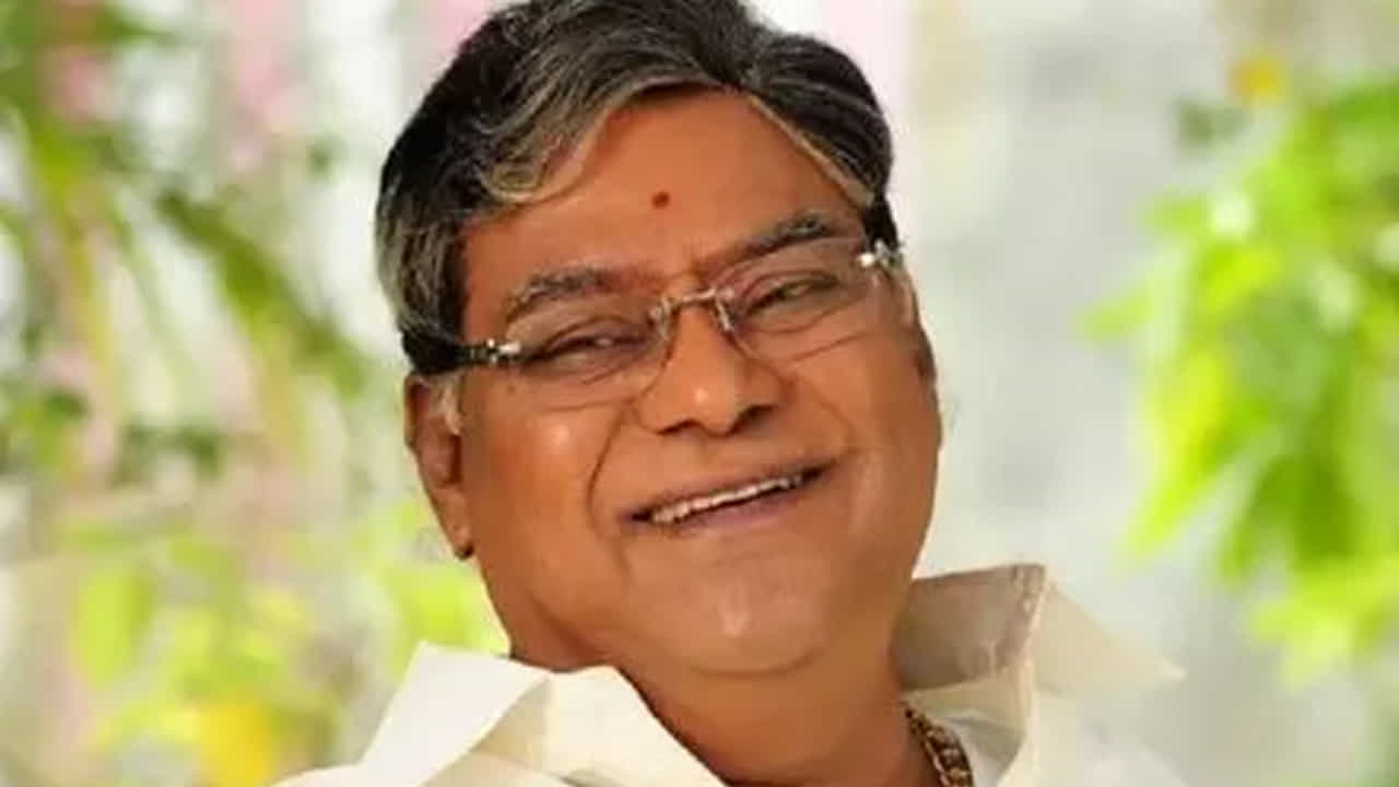 ఇక కోటా శ్రీనివాస రావు 1978లో ప్రాణం ఖరీదు సినిమాతో తెలుగు చిత్ర పరిశ్రమకు పరిచయం అయ్యారు. ఈ మూవీ చిరంజీవి మొదటి సినిమా. ఈ మూవీతో చిరంజీవికి, కోటా శ్రీనివాసరావు తెలుగు వెండితెరకు పరిచయం అయ్యారు. కానీ ఈ మూవీ కోటాకు అంతగా గుర్తింపు తీసుకరాలేకపోయింది. కానీ ఈ మూవీ తర్వాత కోటా వందే మాతరం, ప్రతిఘటన వంటి సినిమాల్లో నటించి , తనకంటూ ప్రత్యేక గుర్తింపు తెచ్చుకున్నాడు. ఈ మూవీ తర్వాత ఈయనకు ఎన్నో అవకాశాలు రావడం జరిగిందంట. దీంతో చాలా సినిమాల్లో నటించి మంచి ఫేమ్ సంపాదించుకున్నాడు.