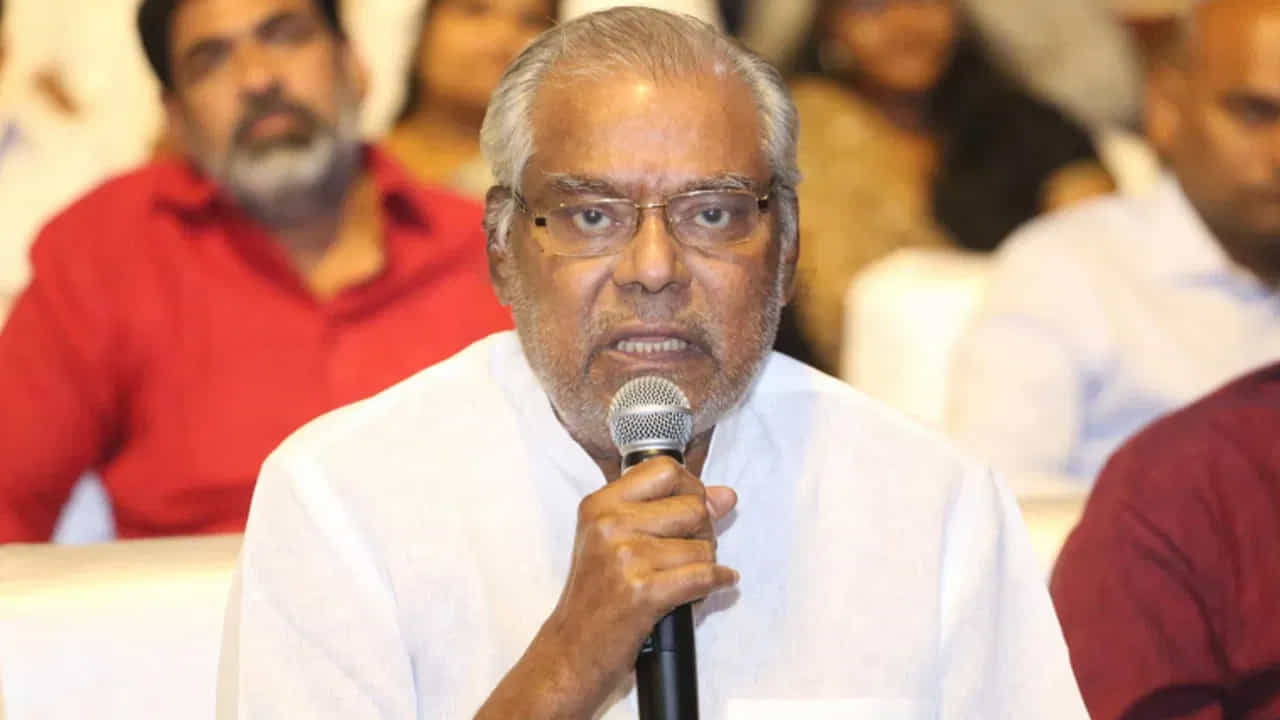 కోటా శ్రీనివాసరావు చాలా వరకు సినిమాల్లో నటిస్తూనే వచ్చారు. అయితే ఆయన అనారోగ్యంతో ఉన్న సమయంలో కూడా ఓ సినిమాలో నటించడాడంట. అంతే కాకుండా అదే ఆయన చివరి సినిమా అంట. ఇంతకీ ఆ సినిమా ఏదీ అనుకుంటున్నారా? కోటా శ్రీనివాసరావు, పవన్ కళ్యాణ్ పై ఉన్న అభిమానంతో పీరియాడిక్ డ్రామాగా తెరకెక్కుతున్న పవన్ హరిహర వీరమల్లు సినిమాలో నటించారంట.