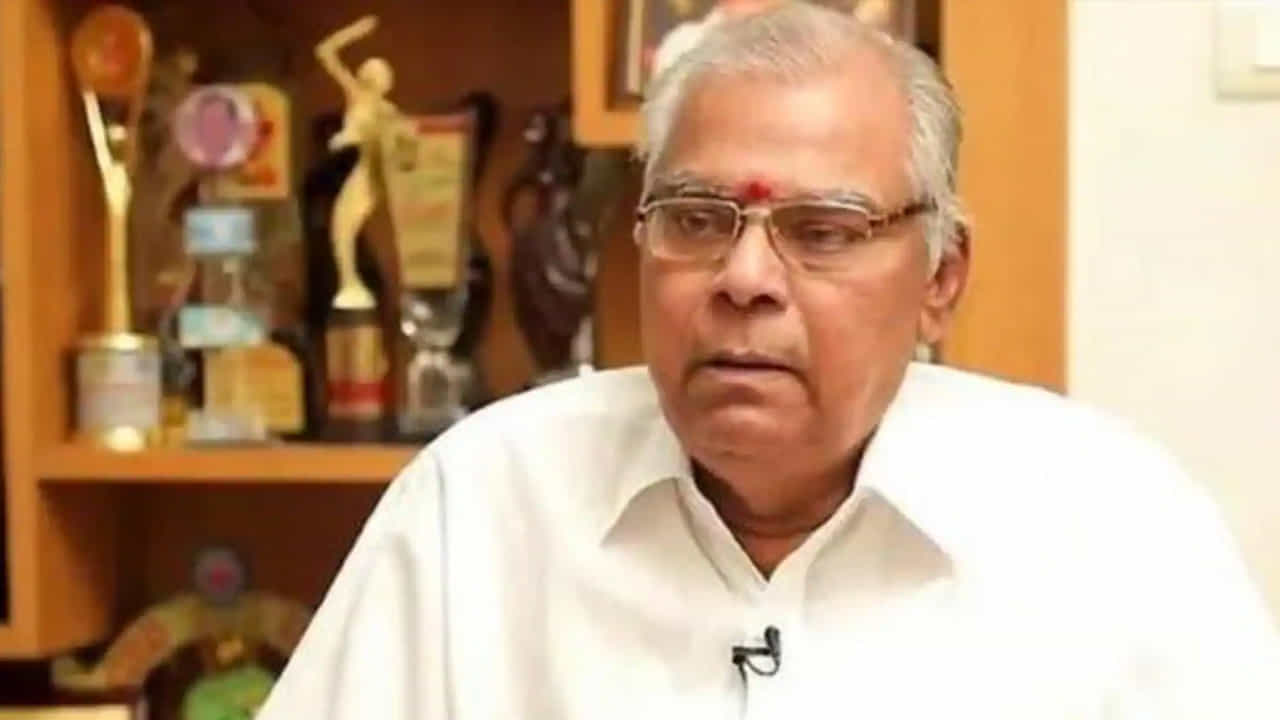 తెలుగు వెండితెరపై పాత్ర ఏదైనా సరే తన నటనావిశ్వరూపంతో ఎంతో మందిని ఆకట్టుకున్న నటుడు కోటా శ్రీనివాసరావు. విలన్ పాత్రల్లోనైనా, కమెడియన్ పాత్రల్లో నైనా, తండ్రిగా, తాతగారిగా, పిసినారిగా, కోపోద్రోకుడిగా, ఇలా ఏ పాత్రలోనైనా ఇట్టే ఒదిగిపోయే స్వభావం ఈయనది. ముఖ్యంగా విలనిజంలో ఈయనను మించిన నటడు లేరన్నది వాస్తవం.ఈయన చాలా సినిమాల్లో విలన్గా నటించి విలనిజానికే కొత్త పేరు తీసుకొచ్చారు.
