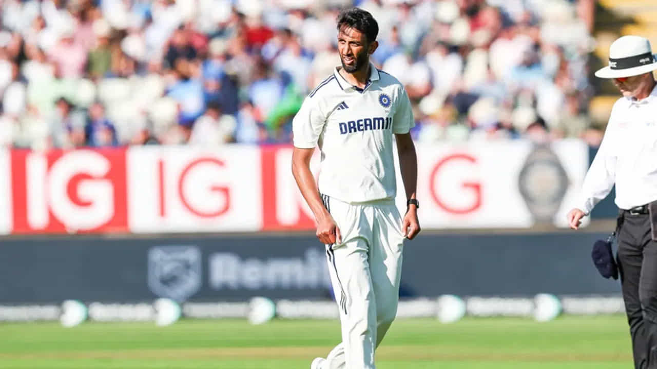 ముఖ్యంగా 2025 ఐపీఎల్‌లో అత్యధిక వికెట్లు తీసి పర్పుల్‌ క్యాప్‌ గెలుచుకున్న ప్రసీద్ కృష్ణకు ఇంగ్లాండ్ పర్యటన ఒక పీడకలగా మారుతోంది. ఐపీఎల్‌లో ఎక్కువ పరుగులు ఇవ్వకుండా తనకంటూ ఒక పేరు తెచ్చుకున్న కృష్ణ, ఇంగ్లాండ్ పర్యటనలో సులభంగా పరుగులు ఇవ్వడంతో అతని పేరిట ఒక చెత్త రికార్డు వచ్చి చేరింది. 