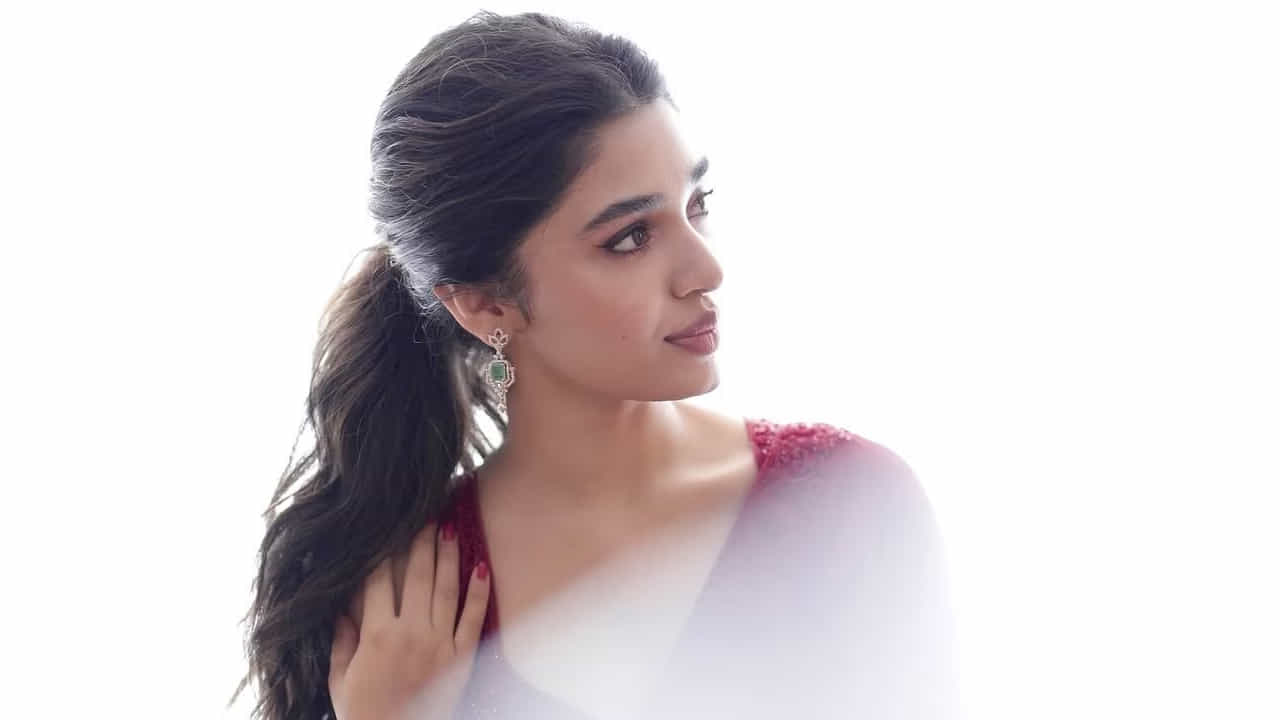 దీంతో ఈ అమ్మడుకు టాలీవుడ్‌లో ఆఫర్స్ రాకపోవడంతో తమిళ్, కన్నడ ఇండస్ట్రీస్ పై కన్నేసింది ఈ బ్యూటీ. ప్రస్తుతం అక్కడ వరస సినిమాలతో ఫుల్ బిజీగా ఉన్నట్లు తెలుస్తోంది.అయితే ఓవైపు సినిమాలు చేస్తూనే, మరో వైపు సోషల్ మీడియాలో చాలా యాక్టివ్‌గా ఉంటుంది కృతి. ఎప్పటికప్పుడు వరస ఫొటో షూట్స్ చేస్తూ.. తన అందంతో మతి పొగొడుతుంది.