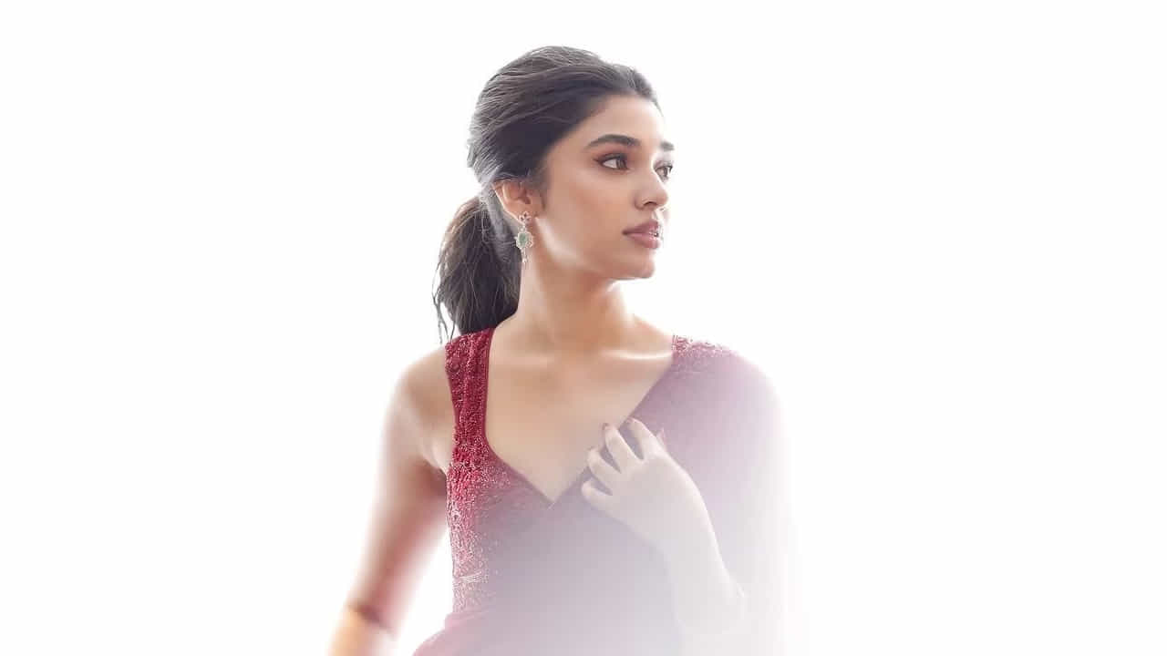 దీంతో ఉల్లి పొరలాంటి చీరలో అందాలతో ఆగం చేయకు కృతి  అని కొందరు కామెంట్స్ చేస్తే, మరికొందరు మాత్రం, రెడ్ చీరలో చాలా క్యూట్ గా ఉంన్నావంటూ కామెంట్స్ చేస్తున్నారు. మరి ఇంకెందుకు ఆలస్యం మీరు కూడా ఆ ఫొటోస్ పై ఓ లుక్ వేయండి.