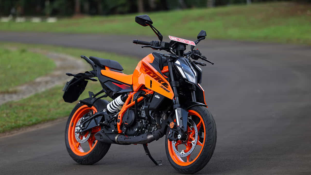 Ktm 390 వీటిలో టాప్లో KTM 390 డ్యూక్ ఉంది. 399cc లిక్విడ్-కూల్డ్ ఇంజిన్తో 46 PS శక్తి, 39 Nm టార్క్ను అందిస్తుంది. 28.9 KMPL దీని మైలేజ్. ఇది 2.95 లక్షల రూపాయల ధరతో అద్భుతమైన పెర్ఫామెన్స్ టెక్నాలజీని అందిస్తుంది.