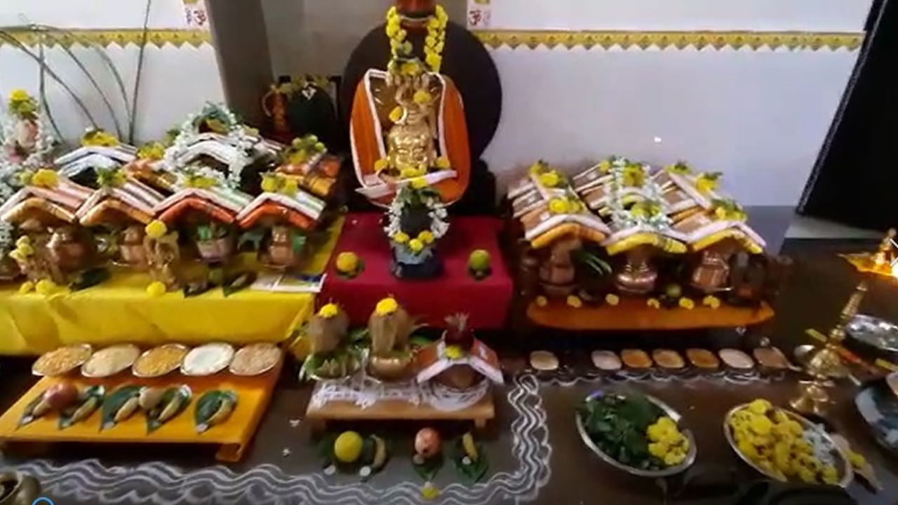 కుజ దోషం నివారణకు అనేక పద్ధతులు ఉన్నాయి. జ్యోతిష్య నిపుణుల సలహాతో పూజలు, హోమాలు చేయించుకోవడం ఒక ప్రధానమైన పద్ధతి. అయితే, ఇంటిలోనే చేసుకోగల సులభమైన పరిహారాలు కూడా ఉన్నాయి.