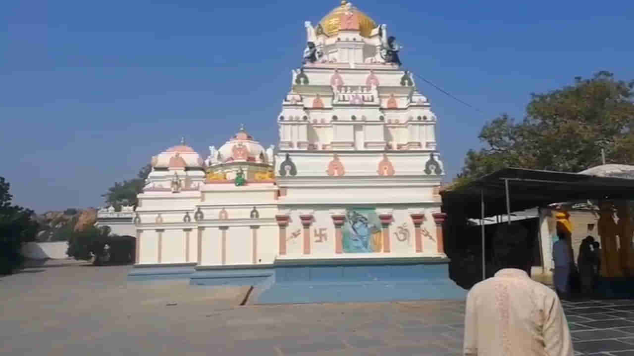 Andhra: తెల్లారి ఆలయానికి వచ్చిన అర్చకులు.. గుడిలో కనిపించింది చూడగా..