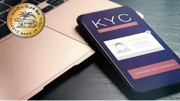 Bank KYC: బ్యాంకు ఖాతాదారులకు శుభవార్త చెప్పిన ఆర్బీఐ.. కేవైసీ కష్టాలకు చెక్