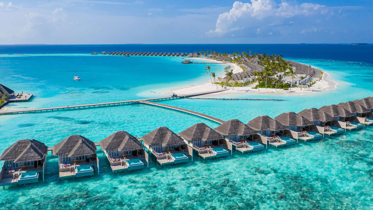 లక్షద్వీప్ దీవులు: అరేబియా సముద్రంలో ఉన్న లక్షద్వీప్ దీవులు 36 అందమైన అటాల్స్, పగడపు దిబ్బలను కలిగి ఉంటాయి. అవి మున్నార్ నుండి భౌగోళికంగా చాలా దూరంలో ఉన్నప్పటికీ, అవి కేరళలో విస్తరించిన సముద్ర సరిహద్దులో భాగంగా ఉన్నాయి. వాటి స్ఫటిక-స్పష్టమైన జలాలు, తెల్లటి ఇసుక బీచ్‌లు అలాగే బహుళ-రంగు చేప జాతులతో సహా ఉత్సాహభరితమైన సముద్ర జీవులను చూడవచ్చు. ఈ దీవులు జల క్రీడల ప్రియులను, ప్రకృతి ఔత్సాహికులను ఆకర్షిస్తాయి.