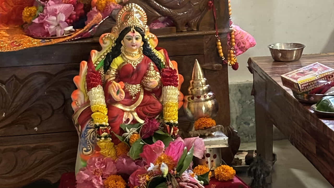ఐశ్వర్యాన్ని ఆకర్షించేందుకు ఐశ్వర్య దీపం (ఉప్పు దీపం) వెలిగించడం అలవాటు. కొత్త ఉప్పు ప్యాకెట్‌ను కొనుగోలు చేసి, దీపారాధన కోసం ఉపయోగించవచ్చు. ఆవునెయ్యి లేదా నువ్వుల నూనెతో ఎరుపు వత్తులను వెలిగించాలి. అదనంగా, పసుపు, పచ్చకర్పూరం, జావాయి పౌడర్, ఒక పువ్వుతో నీటిని నింపిన ఒక గాజు గ్లాసును పూజామందిరంలో ఉంచడం మంచిది. దీని వల్ల మంచి సువాసన వస్తుంది.