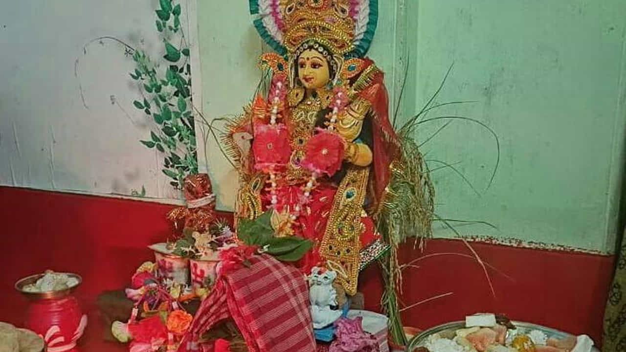 వరలక్ష్మీ వ్రతం చేయాలనుకునేవారు ఈ మొదటి శ్రావణ శుక్రవారం రోజున చేయవచ్చు. తిధుల కంటే వారాలే ముఖ్యం. ఐదు శ్రావణ శుక్రవారాలు ఉన్నాయి కాబట్టి, ఏదైనా శుక్రవారం రోజున వ్రతాన్ని పూర్తి చేసుకోవచ్చు. ఈ పూజావిధానాన్ని పూజామందిరంలో లేదా ప్రత్యేకంగా ఏర్పాటు చేసిన పీటం మీద చేయవచ్చు. బియ్యం పిండితో ముగ్గులు వేయడం మర్చిపోకూడదు.
