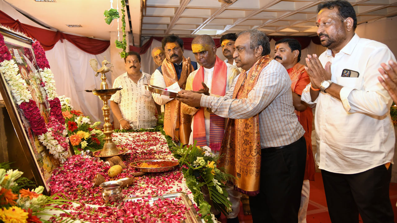 దేశ రాజధాని ఢిల్లీలోని లాల్ దర్వాజా సింహవాహిని అమ్మవారి బోనాలు ధూంధాంగా నిర్వహించారు.11 ఏళ్లుగా సింహవాహిని శ్రీ మహంకాళి దేవాలయ కమిటీ నేతృత్వంలో ప్రభుత్వం అధికారికంగా బోనాల వేడుకలను నిర్వహిస్తోంది.. మూడు రోజుల వేడుకల్లో భాగంగా రెండో రోజు బోనాల సంబరాలు అంబరాన్నంటాయి...