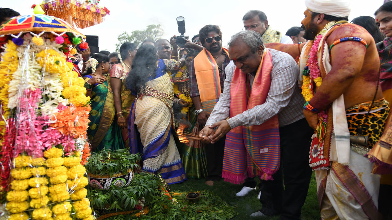 జూన్‌ 30 సోమవారం తెలంగాణ గవర్నర్ జిష్ణు వర్మ చేతుల మీదుగా ప్రారంభించారు. లాల్ దర్వాజ బోనాలు మంగళవారం ఇండియా గేట్ నుండి తెలంగాణ భవన్ వరకు మహంకాళి అమ్మవారి ఘటాల ఊరేగింపు భక్తిశ్రద్ధలతో, సాంస్కృతిక నృత్యాల మధ్య అత్యంత అట్టహాసంగా జరిగింది. 