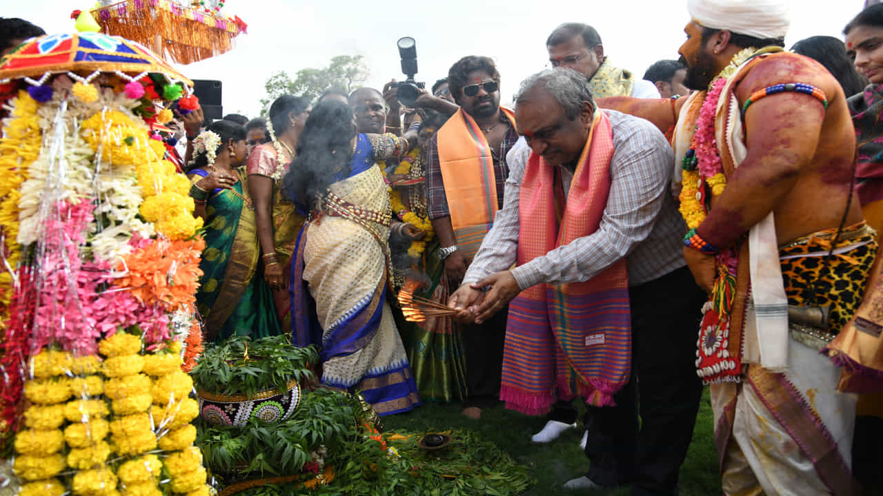 జూన్‌ 30 సోమవారం తెలంగాణ గవర్నర్ జిష్ణు వర్మ చేతుల మీదుగా ప్రారంభించారు. లాల్ దర్వాజ బోనాలు మంగళవారం ఇండియా గేట్ నుండి తెలంగాణ భవన్ వరకు మహంకాళి అమ్మవారి ఘటాల ఊరేగింపు భక్తిశ్రద్ధలతో, సాంస్కృతిక నృత్యాల మధ్య అత్యంత అట్టహాసంగా జరిగింది. 