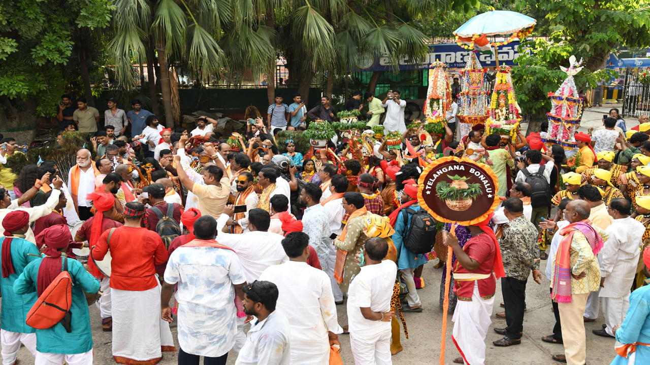 అనంతరం 150 మంది సాంస్కృతిక శాఖ కళాకారుల సంప్రదాయ పూర్వక డప్పుల మోతలు, పోతురాజుల ఆటలు, ఒగ్గుడోలు కళాకారుల నాట్యాలు, పూర్ణ కుంభాల మధ్య సాగిన అమ్మ వారి ఘటాల ఊరేగింపు ఇండియా గేట్ వద్ద ఉన్న వివిధ రాష్ట్రాల ప్రజలతో పాటు అక్కడకు వచ్చిన విదేశీయులను సైతం విశేషంగా ఆకర్షించింది. 