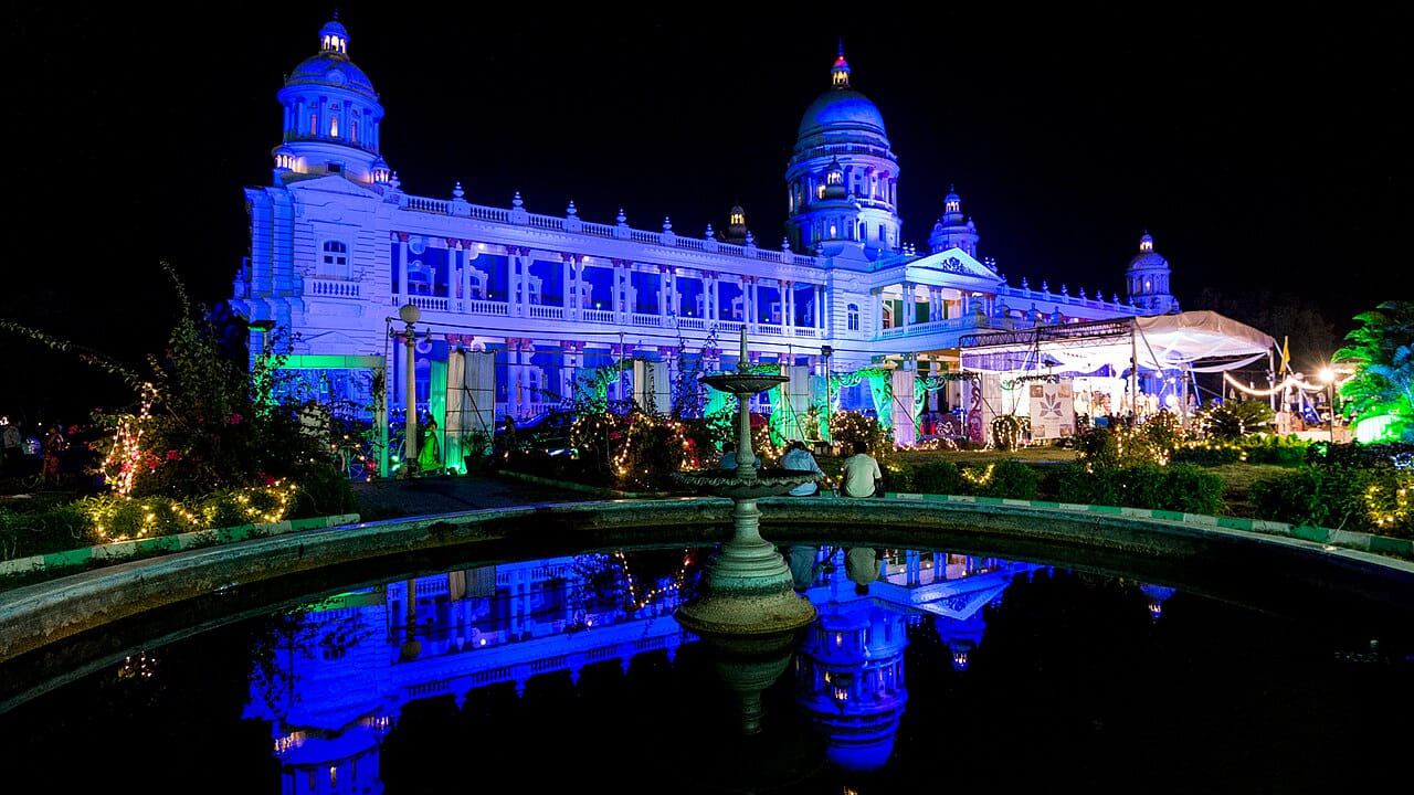 లలిత మహల్ ప్యాలెస్: లండన్ సెయింట్ పాల్స్ కేథడ్రల్ తర్వాత వాస్తుశిల్పులు రూపొందించిన ఈ అద్భుతమైన ప్యాలెస్ మైసూరు రాజ చరిత్రను సజీవంగా దాచుకుంది. వర్షాకాలంలోలలిత మహల్ ప్యాలెస్ అద్భుతంగా కనిపిస్తుంది. వలస భవనాలు చుట్టూ వర్షపు నీరుతో ఉన్న ఆకులు ప్రొఫెషనల్ ఫోటోగ్రాఫర్లును ఆకర్షిస్తాయి. మాన్సూన్ టైంలో ఇక్కడ తీసుకొన్న ఫోటోలు చిరకాలం నిలిచిపోతాయి.