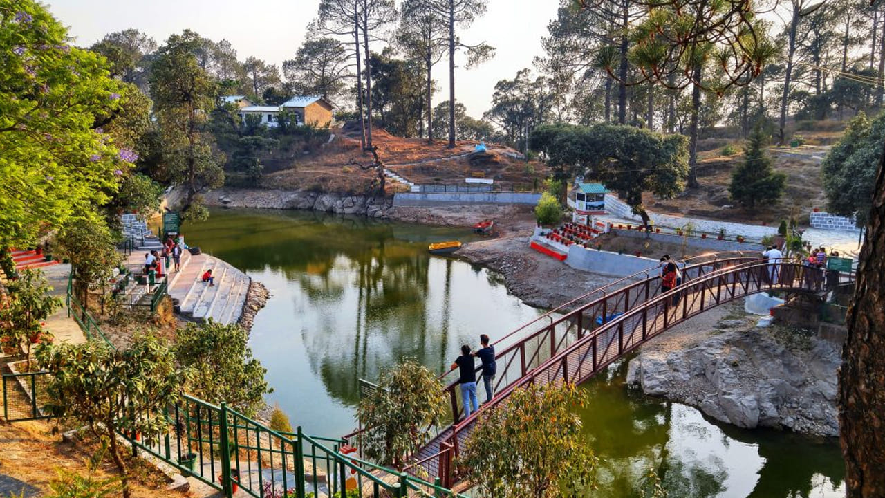 లాన్స్‌డౌన్: లాన్స్‌డౌన్ ఇప్పటికీ నిశ్శబ్దంగా, శుభ్రంగా ఉండటం వల్ల ప్రజాదరణ పొందుతోంది. ప్రకృతి ప్రేమికులు పైన్ అడవులలోని చిన్న కేఫ్‌లు, ప్రశాంతమైన బసల కోసం ఈ ప్రదేశాన్ని సందర్శిస్తారు. తక్కువ రద్దీని కోరుకునే వారికి ఇది ఒక అగ్ర ఎంపిక.