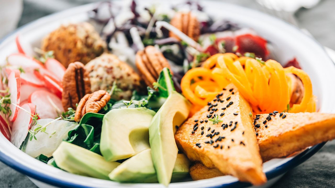 ప్రోటీన్ లోపం మొదటి సంకేతం వాపు. చేతులు, కాళ్ళు లేదా పొత్తికడుపులో వాపు కనిపించవచ్చు. ప్రోటీన్ రక్తంలోని ద్రవాన్ని సమతుల్యంగా ఉంచుతుంది. దాని లోపం ఉన్నప్పుడు, కణజాలాలలో నీరు పేరుకుపోవడం ప్రారంభమవుతుంది. శరీరం ఉబ్బుతుంది. ప్రోటీన్ కండరాలను నిర్మించడమే కాకుండా, మెదడును కూడా ఆరోగ్యంగా ఉంచుతుంది. ఇందులో ఉండే అమైనో ఆమ్లాలు మెదడు రసాయనాలను (డోపమైన్, సెరోటోనిన్ వంటివి) తయారు చేయడంలో సహాయపడతాయి. వీటిలో లోపం ఉంటే, ఒక వ్యక్తి చిరాకు, విచారం, నిరాశకు గురవుతాడు.