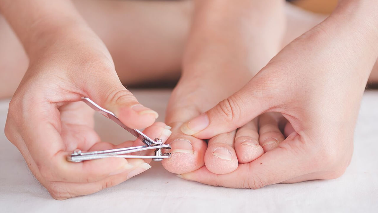 గోళ్ల సంరక్షణ: మీ కాలి గోళ్ల కింద మురికి, చెత్త పేరుకుపోకుండా ఉండటానికి వాటిని క్రమం తప్పకుండా కత్తిరించండి. ఇలా చెయ్యకపోతే గోళ్లలో మురికి పేరుకుపోయి కాళ్ళలో ఫంగల్ ఇన్ఫెక్షన్ సమస్యలు కారణం అవుతుంది.