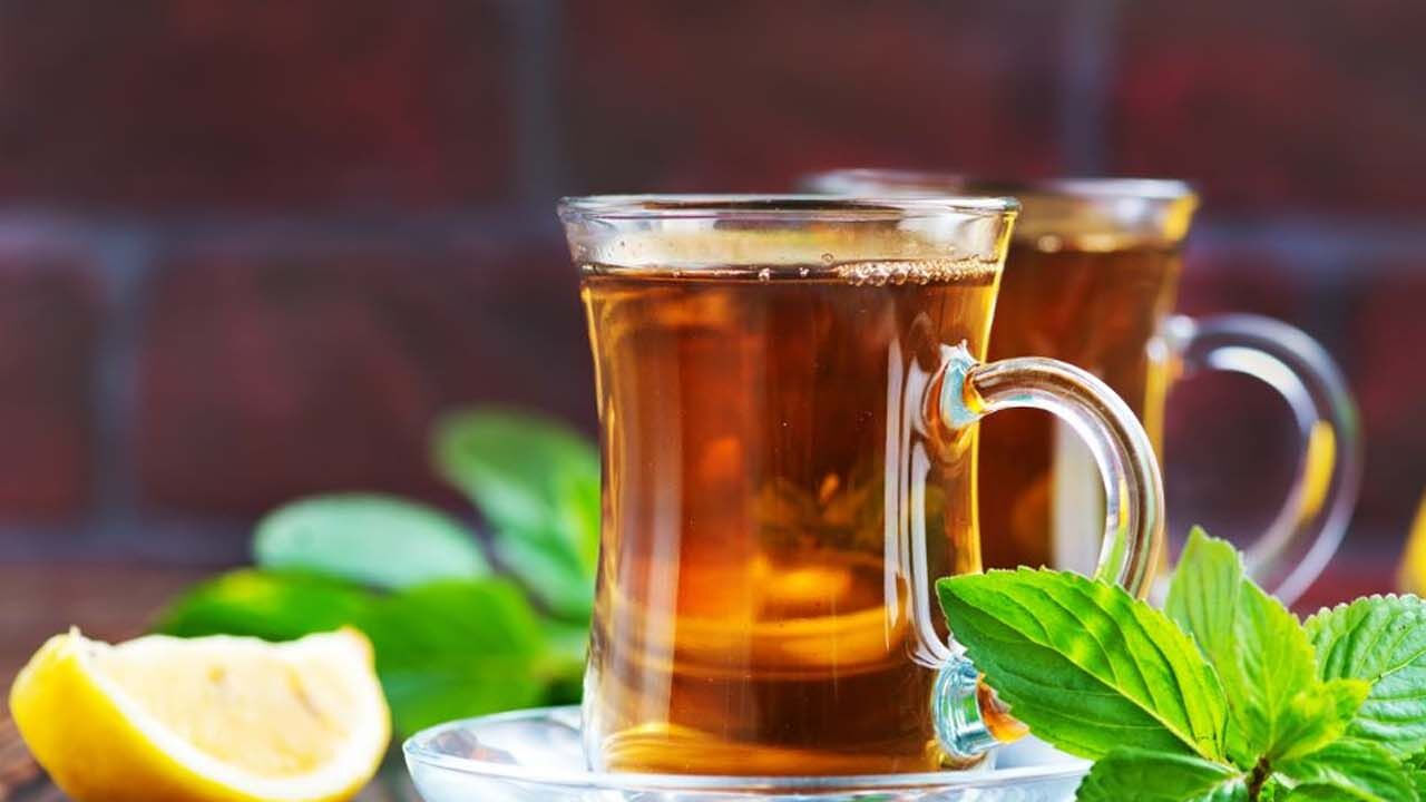 జలుబు ఉన్నప్పుడు లెమన్ టీ తాగడం ఆరోగ్యానికి చాలా మంచిదని చెబుతున్నారు నిపుణులు.  ఇది గొంతు నొప్పి, ముక్కుదిబ్బడ వంటి సమస్యల నుంచి ఉపశమనం కలిగిస్తుందంట. అంతే కాకుండా తల నొప్పిని తగ్గించి, మానసిక ప్రశాంతతను అందిస్తుందంట.