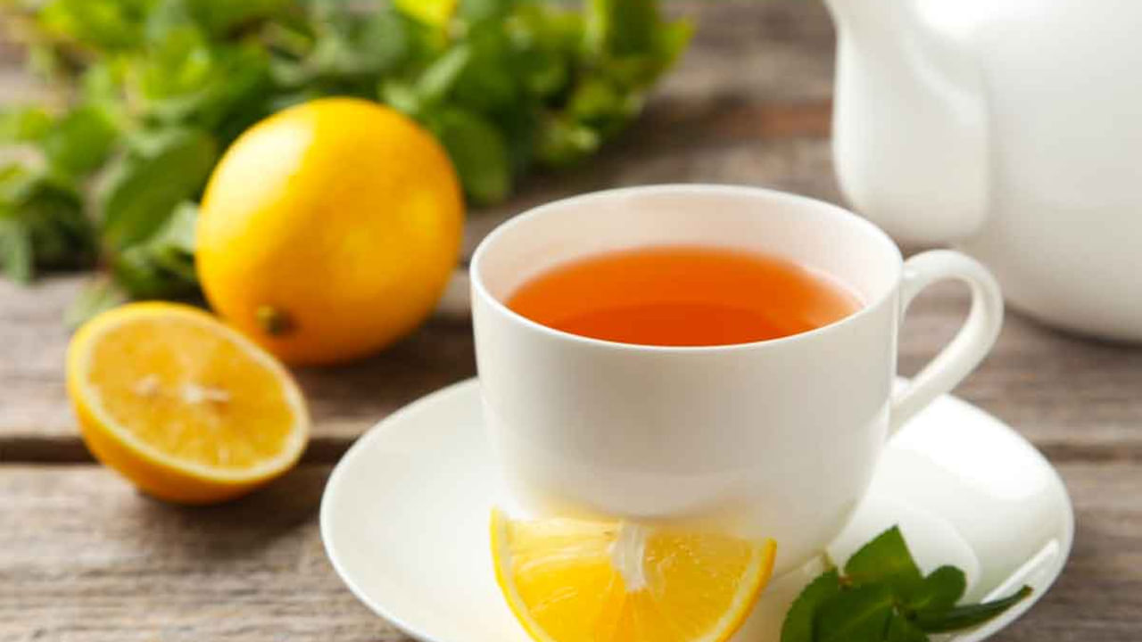 వర్షాకాలంలో చాలా మంది జలుబు, గొంతు నొప్పితో బాధపడుతారు. అయితే అలాంటి వారు ఉదయం పరగడుపున వేడి నీటిలో నిమ్మకాయ రసం, తేనె కలిపి తీసుకోవడం వలన గొంత నొప్పి నుంచి ఉపశమనం కలుగుతుందంట. అలాగే ఇందులో విటమిన్ సి ఎక్కువగా ఉండటం వలన ఇది రోగనిరోధక శక్తిని పెంచుతుందంట.