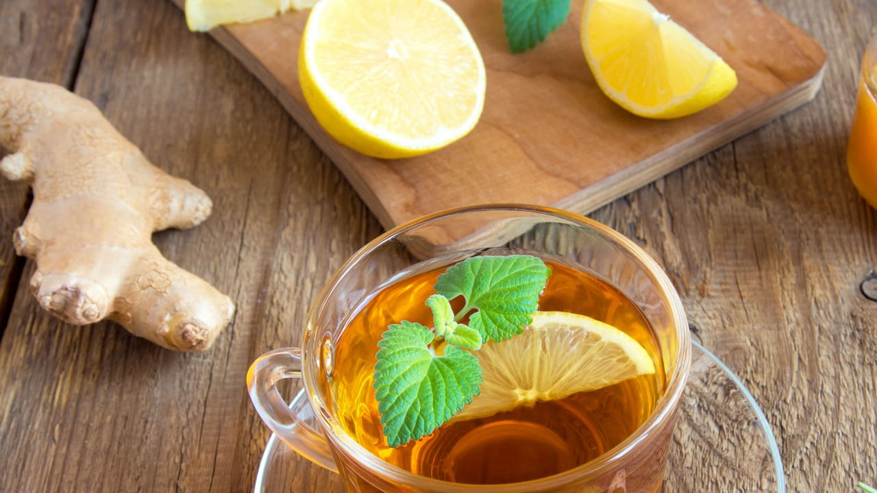 అలాగే చాలా మంది జలుబు, ముక్కు దిబ్బడతో ఇబ్బంది పడుతారు. అయితే అలాంటి వారు వేడి వేడి నీటిలో స్పూన్ నిమ్మ రసం వేసి ఆవిరి పట్టడం వలన అది ముక్కు దిబ్బడ నుంచి ఉపశమనం కలిగిస్తుందంట. అలాగే నిమ్మకాయ టీలోని ఆవిరి కూబా ముక్కుడు దిబ్బడని తగ్గిస్తుందంట. అందుకే వర్షాకాలంలో లెమన్ టీ తాగడం చాలా మంచిదని చెబుతున్నారు నిపుణులు. 