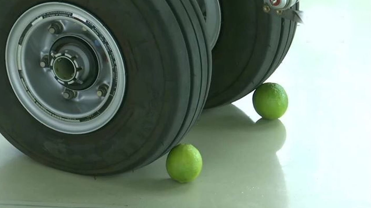 మనం ఎంత చదువుకున్నా, మన పెద్దలు చెప్పిన సంప్రదాయాల్లో కొన్నింటిని ప్రశ్నించకుండానే పాటిస్తాము. కొన్ని ఆచారాలు ఎందుకు ప్రారంభమయ్యాయో తెలుసుకోవడానికి మనం ఎప్పుడూ పెద్దగా ప్రయత్నించం. ఇంట్లోకి కొత్త వాహనం రాగానే ఫస్ట్ దానికి పూజ చేయిస్తాం. వాహనాన్నికి పూజ చేసేటప్పుడు వాటి టైర్ల కింద నిమ్మకాయలు ఉంచుతారు. నిమ్మకాయల పై నుంచి వాహనాన్ని నడిపిస్తాము.