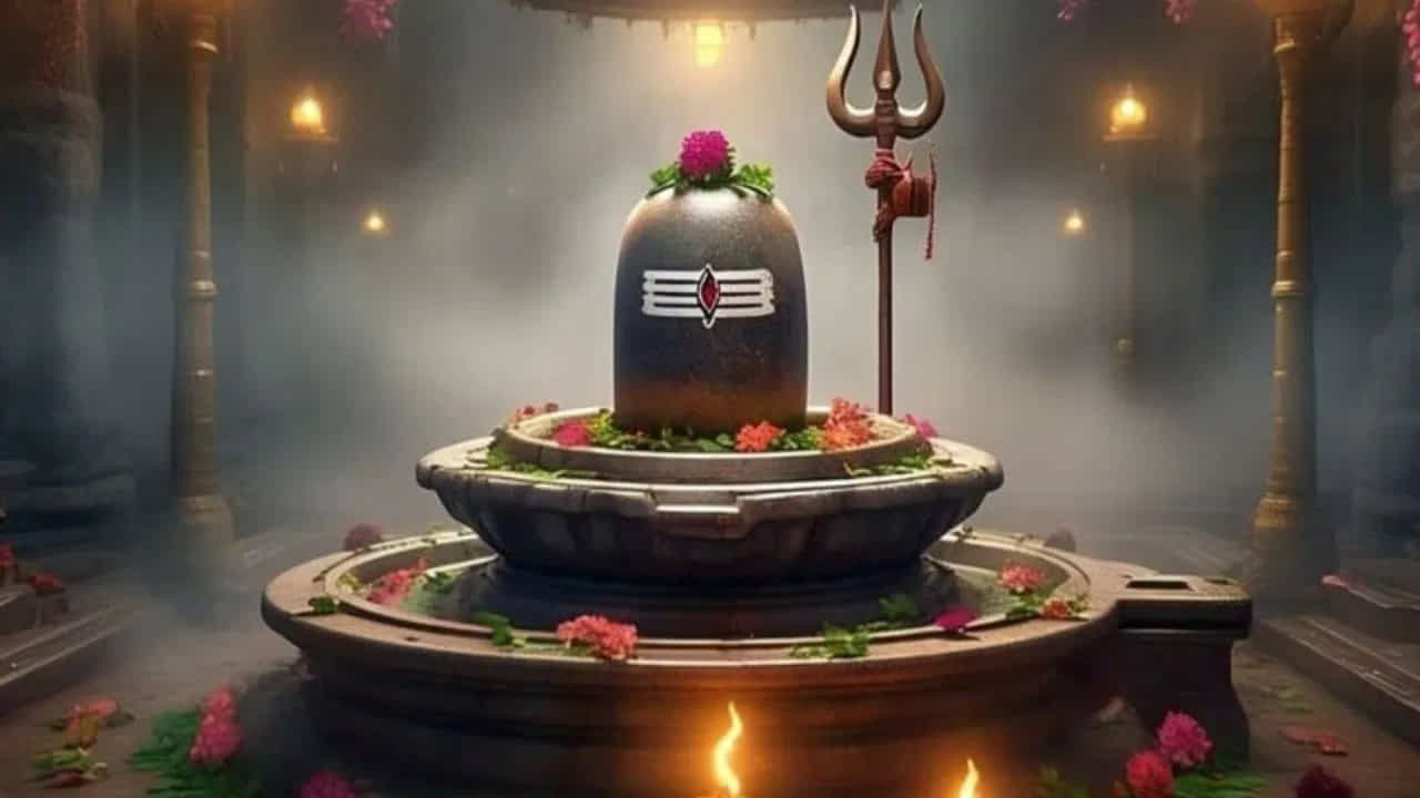 సనాతన ధర్మంలో దీపం వెలిగించడం చాలా ముఖ్యం. ఉదయం, సాయంత్రం పూజ చేసేటప్పుడు ఇంట్లో దీపం వెలిగిస్తారు. శివ పురాణం ప్రకారం మహువా నూనె శివుడికి చాలా ప్రియమైనది. కనుక సోమవారం నాడు మహువా నూనెతో దీపం వెలిగించడం శుభప్రదం. ఇలా చేయడం వలన భోలాశంకరుడు సంతోషించి భక్తులపై తన ఆశీస్సులను కురిపిస్తాడని విశ్వాసం.