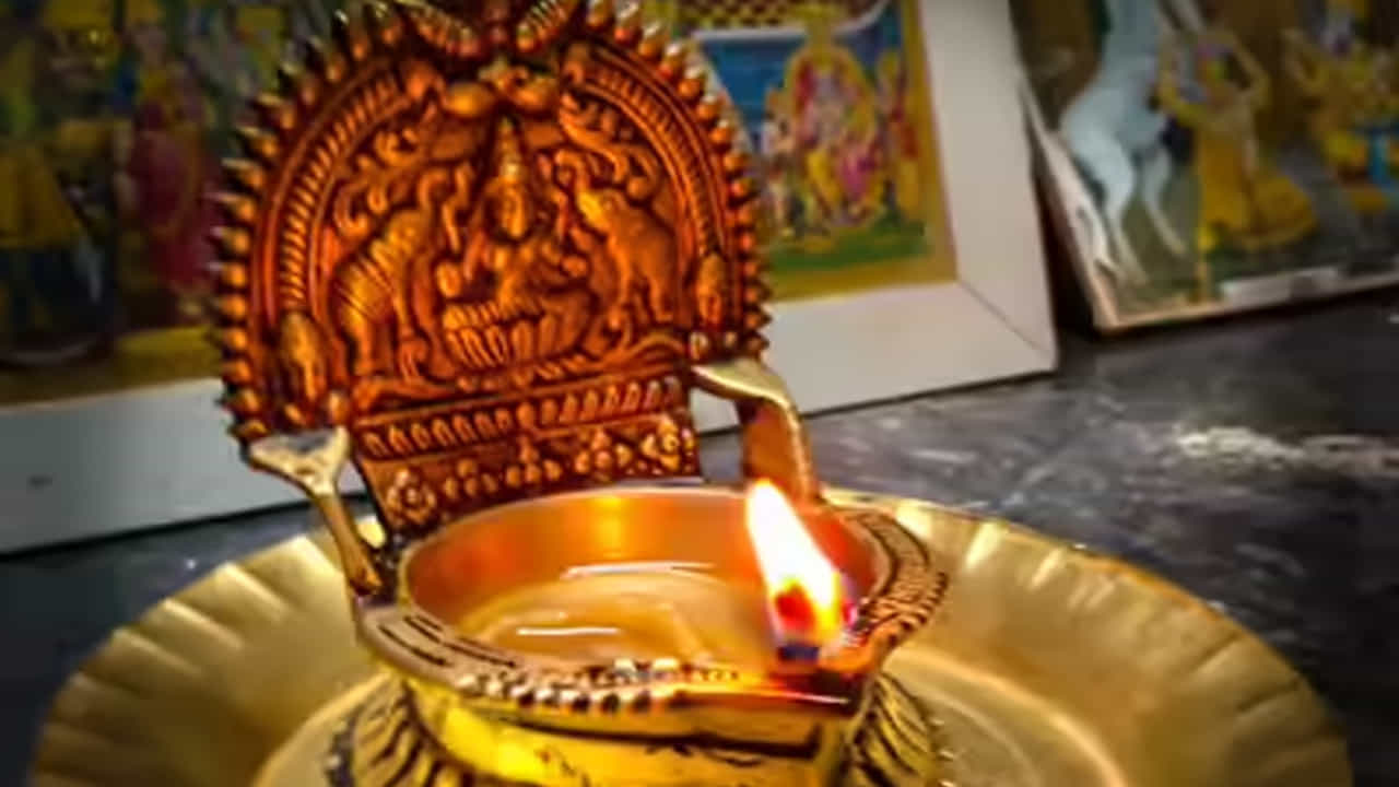 సోమవారం నాడు నువ్వుల నూనె దీపం వెలిగించవచ్చు. మత విశ్వాసం ప్రకారం సోమవారం నాడు నువ్వుల నూనె దీపం వెలిగించడం వల్ల శని, రాహువు లేదా కేతువు యొక్క అశుభ ప్రభావాల నుంచి ఉపశమనం లభిస్తుంది.