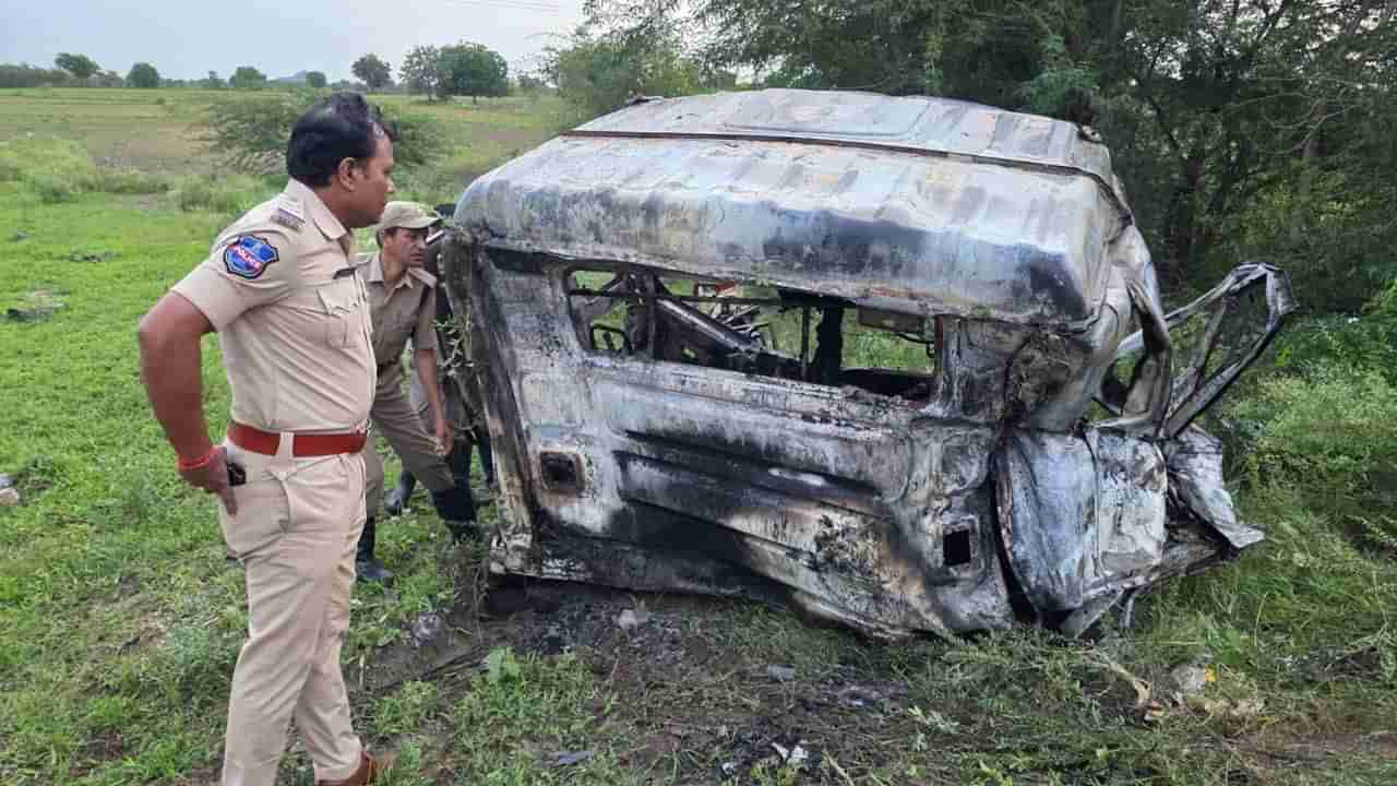 ఘోర రోడ్డు ప్రమాదం.. క్యాబిన్‌లో మంటలు అంటుకుని ముగ్గురు సజీవదహనం