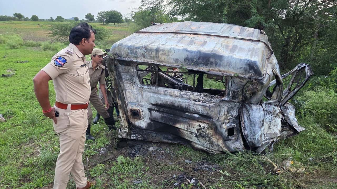 ఘోర రోడ్డు ప్రమాదం.. క్యాబిన్లో మంటలు అంటుకుని ముగ్గురు సజీవదహనం