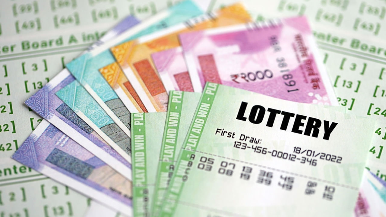 3. జూదం, లాటరీ.. జూదం, లాటరీలను బఫెట్ "గణిత పన్ను" అని పిలుస్తాడు.. అంటే గణితం, తర్కం అర్థం కాని వారిపై విధించే పన్ను. ఈ అలవాట్లు ప్రజలను నిజమైన కృషి, పెట్టుబడి నుండి దూరం చేసి, ఆశ, అదృష్టం భ్రమలో చిక్కుకునేలా చేస్తాయని అంటున్నారు. లాటరీ టిక్కెట్లు కొనడం లేదా క్యాసినోలో బెట్టింగ్ చేయడం మొదట ఆకర్షణీయంగా అనిపించవచ్చు, కానీ అది నెమ్మదిగా ఆర్థిక క్రమశిక్షణ, పొదుపు, స్వీయ నియంత్రణను తినేస్తుంది. ప్రజలు తరచుగా ఒకసారి జాక్‌పాట్ కొట్టినట్లయితే వారి జీవితం మారిపోతుందని అనుకుంటారు, కానీ గణాంకాలు లాటరీని గెలుచుకునే అవకాశాలు మిలియన్‌లో ఒకటి అని చూపిస్తున్నాయి, అయితే డబ్బు పోగొట్టుకోవడం దాదాపుగా ఖాయం. అందుకే బఫెట్ ఎల్లప్పుడూ "సంభావ్యత మీకు వ్యతిరేకంగా ఉన్న చోట డబ్బు పెట్టవద్దు" అని చెబుతాడు. ఇటువంటి ఖర్చులు మీ బ్యాంక్ బ్యాలెన్స్‌ను మాత్రమే కాకుండా, మానసిక ప్రశాంతతను, ఆర్థిక స్థిరత్వాన్ని కూడా దెబ్బతీస్తాయి. తాత్కాలిక ఉత్సాహం కోసం మీ భవిష్యత్తును పణంగా పెట్టడం తెలివైన పని కాదు.