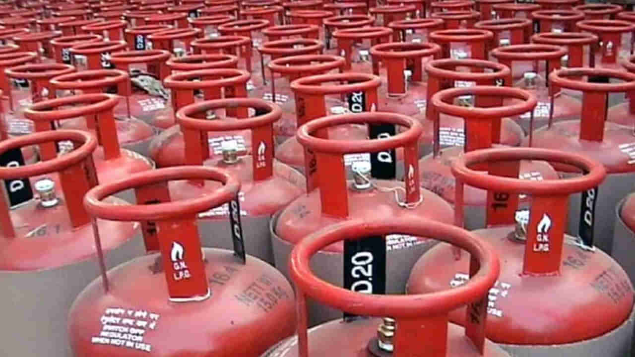LPG Gas Cylinder: ఒకటో తేదీ బిగ్‌ గుడ్‌న్యూస్.. భారీగా తగ్గిన గ్యాస్‌ సిలిండర్‌ ధర.. ఎంతంటే?